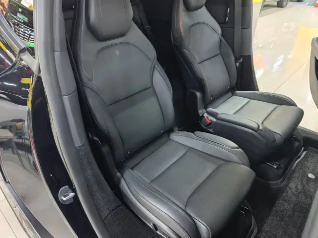 Tesla Model Y L — Фото автомобиля 11