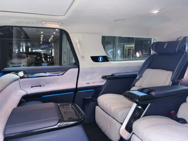 Lincoln Navigator One — Фото автомобиля 21