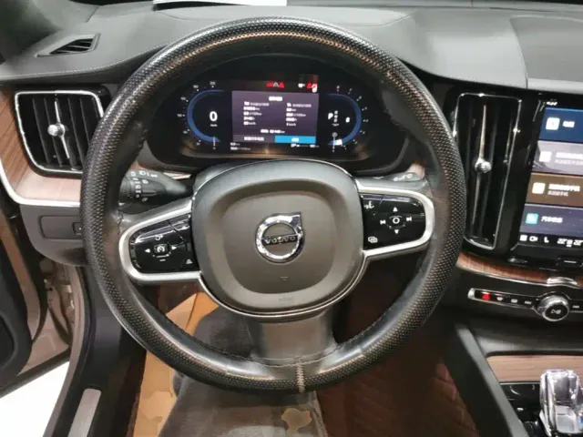 Volvo XC60 — Фото автомобиля 10