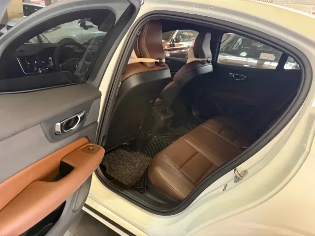 Volvo S60 — Фото автомобиля 10