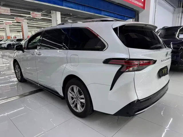 Toyota Sienna — Фото автомобиля 7