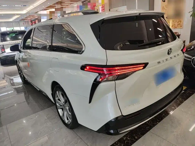 Toyota Sienna — Фото автомобиля 4