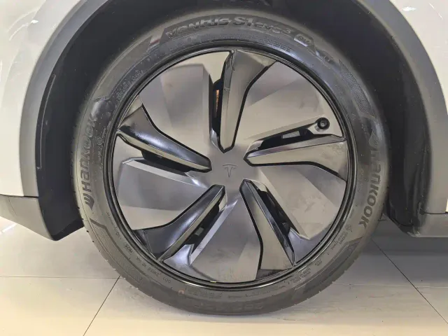 Tesla Model Y — Фото автомобиля 16