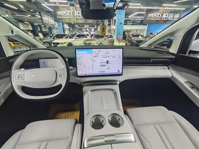 Xpeng X9 — Фото автомобиля 11