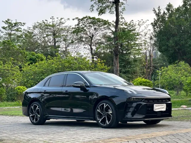 Lynk & Co 03 — Фото автомобиля 3