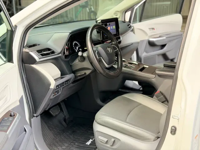 Toyota Sienna — Фото автомобиля 7