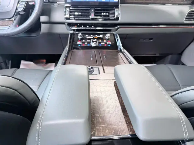 Lincoln Navigator — Фото автомобиля 12