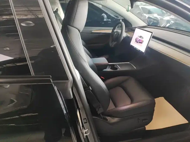 Tesla Model Y — Фото автомобиля 24