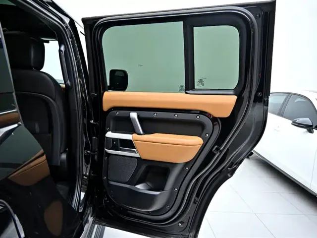 Land Rover Defender — Фото автомобиля 22