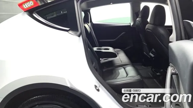 Tesla Model Y — Фото автомобиля 17