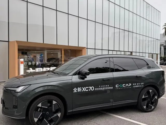 Volvo XC70 Plug-in Hybrid — Фото автомобиля 4