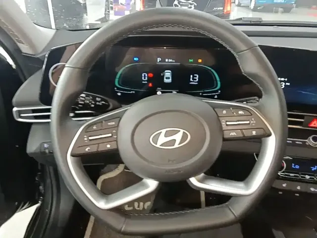 Hyundai Elantra — Фото автомобиля 10