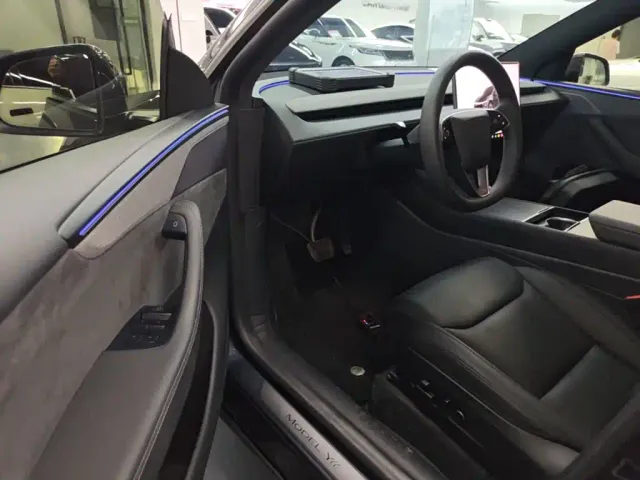Tesla Model Y L — Фото автомобиля 15