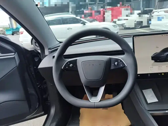 Tesla Model 3 — Фото автомобиля 10