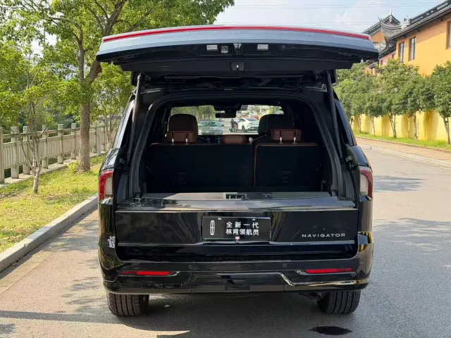 Lincoln Navigator — Фото автомобиля 3