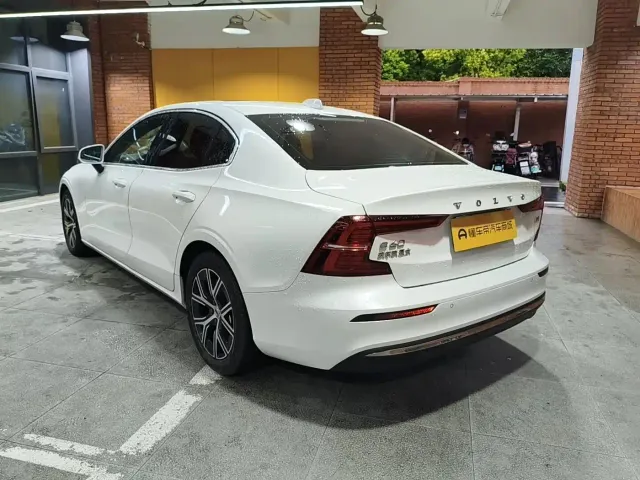 Volvo S60 — Фото автомобиля 3