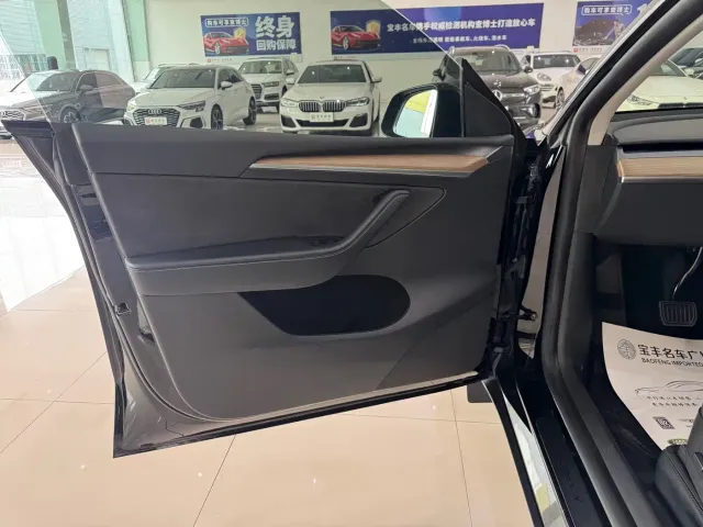 Tesla Model Y — Фото автомобиля 5