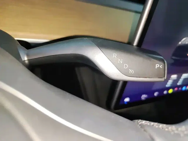 Tesla Model Y — Фото автомобиля 13