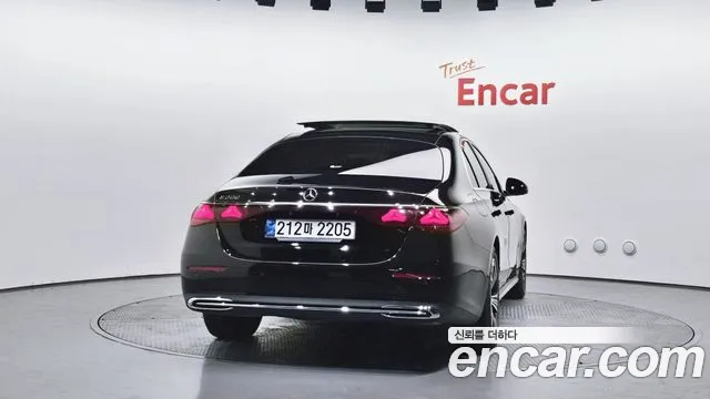 Mercedes-Benz E-Class — Фото автомобиля 3