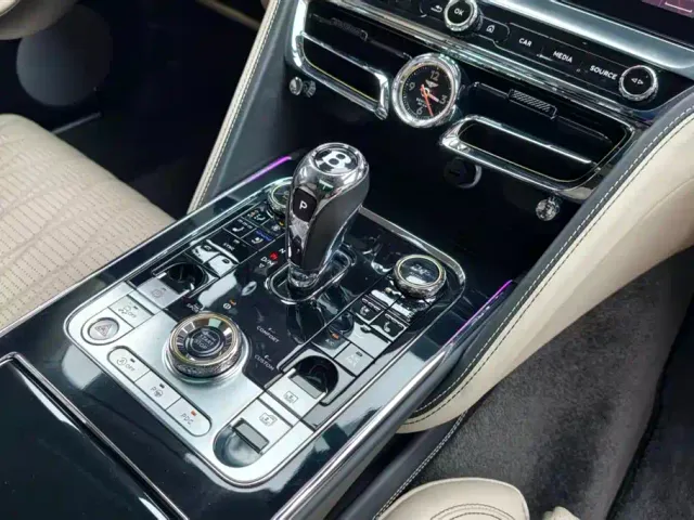 Bentley Flying Spur — Фото автомобиля 12