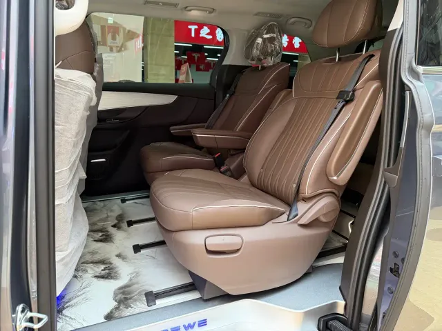 Roewe iMAX8 — Фото автомобиля 10