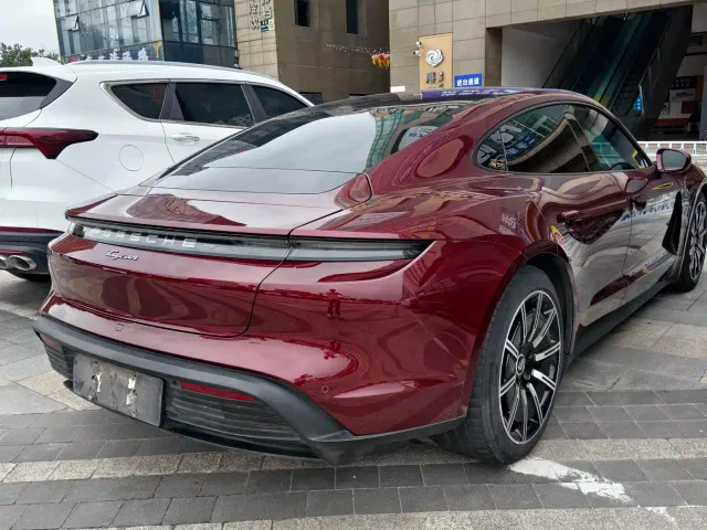 Porsche Taycan — Фото автомобиля 13
