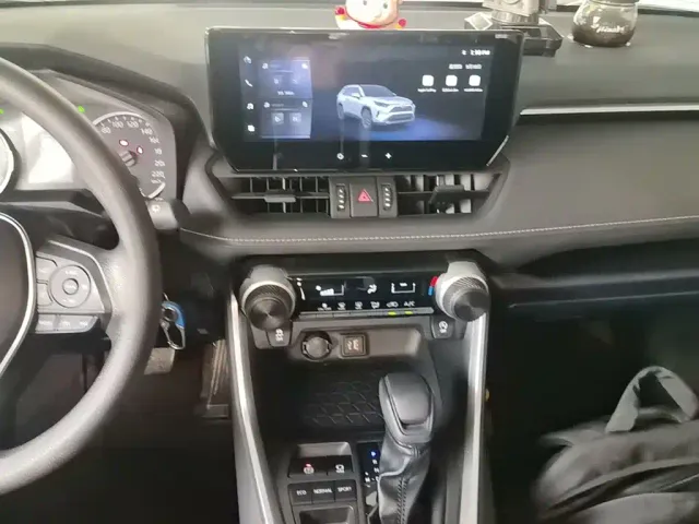 Toyota RAV4 — Фото автомобиля 12