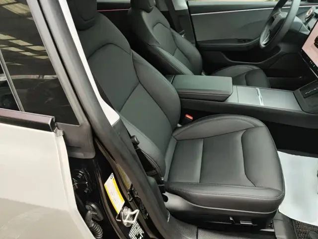 Tesla Model 3 — Фото автомобиля 24
