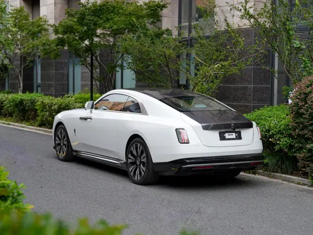 Rolls-Royce Spectre — Фото автомобиля 3