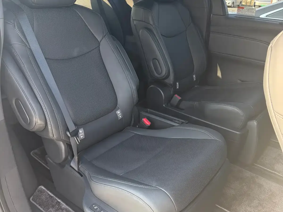 Toyota Toyota Sienna 2024 2.5L Hybrid 4WD Premium Edition — Фото автомобиля 13