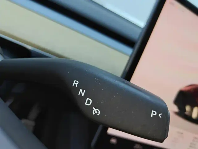 Tesla Model Y — Фото автомобиля 16