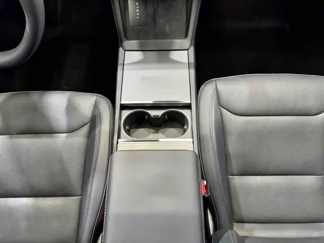 Tesla Model 3 — Фото автомобиля 18