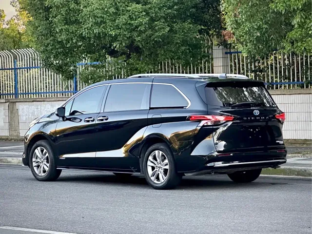 Toyota Sienna — Фото автомобиля 3