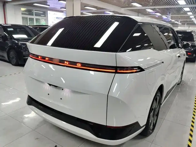 Xpeng X9 — Фото автомобиля 6