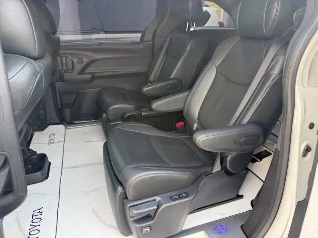 Toyota Sienna — Фото автомобиля 7