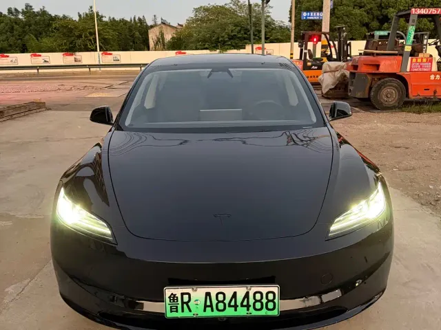 Tesla Model 3 — Фото автомобиля 2
