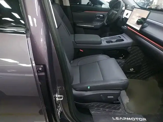 Leapmotor C10 — Фото автомобиля 24