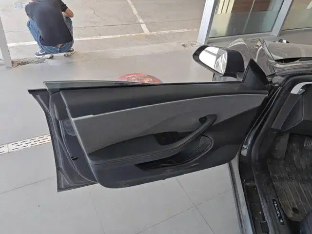 Tesla Model 3 — Фото автомобиля 7