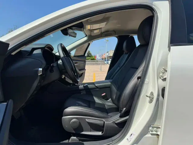 Mazda Axela — Фото автомобиля 12
