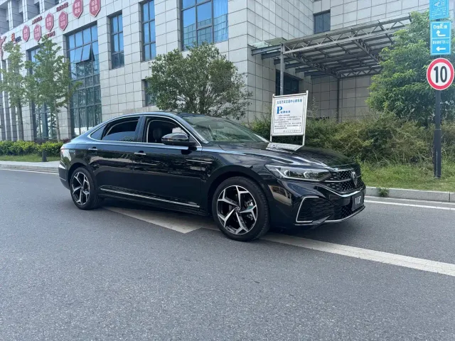 Volkswagen Passat — Фото автомобиля 4