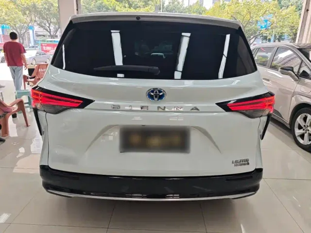 Toyota Sienna — Фото автомобиля 5