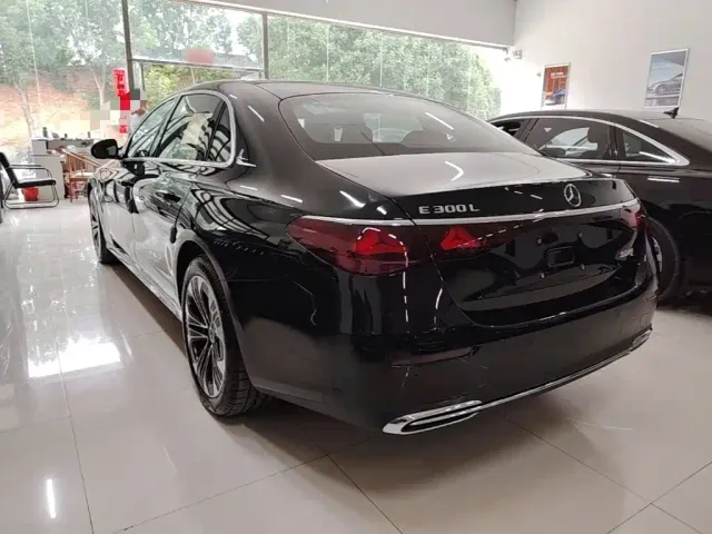 Mercedes-Benz E-Class — Фото автомобиля 4
