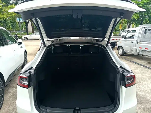 Tesla Model Y — Фото автомобиля 18