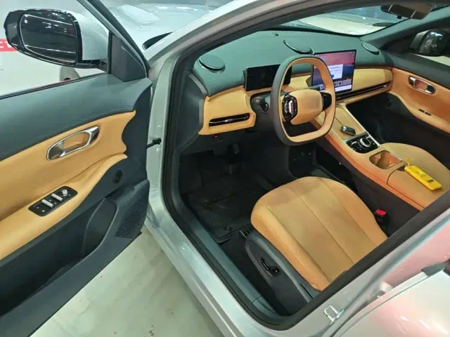 Geely Galaxy Starship 7 EM-i — Фото автомобиля 15