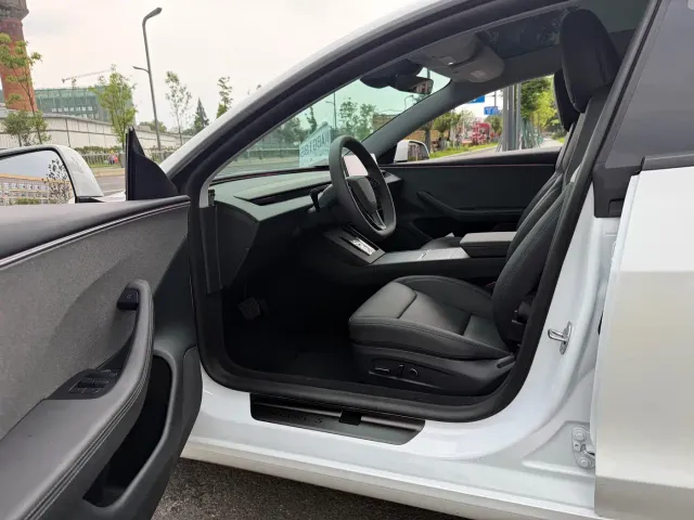 Tesla Model 3 — Фото автомобиля 5