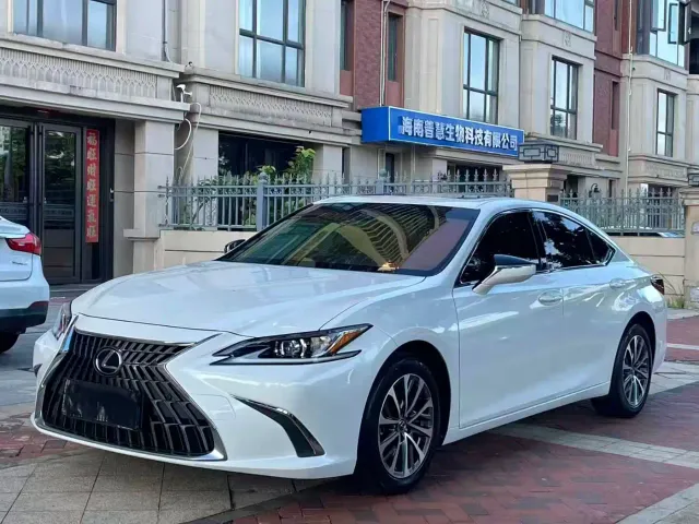 Фотография автомобиля — Lexus ES