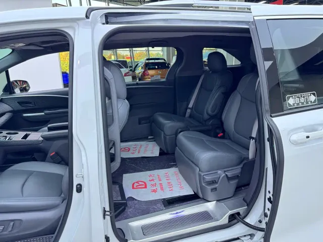 Toyota Sienna — Фото автомобиля 8