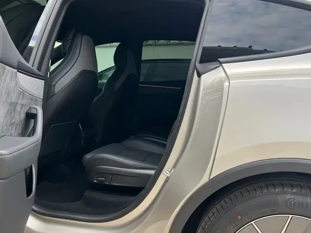 Tesla Model Y L — Фото автомобиля 8