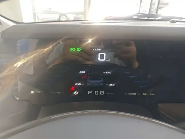 Roewe Roewe i5 2023 1.5L CVT Luxury Edition — Фото автомобиля 11