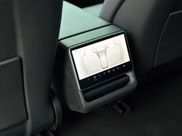 Tesla Model 3 — Фото автомобиля 11